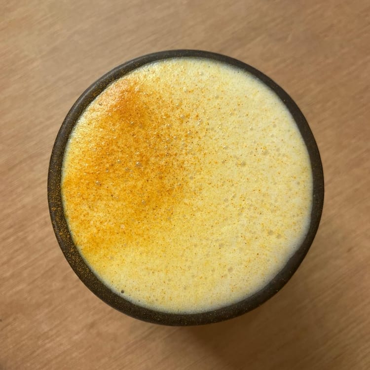 A dirty chaï latte in the shape of Euromenum's logo.